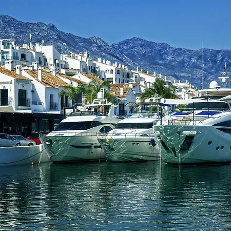 Apartment Next Marriott And Nikki B - Happy